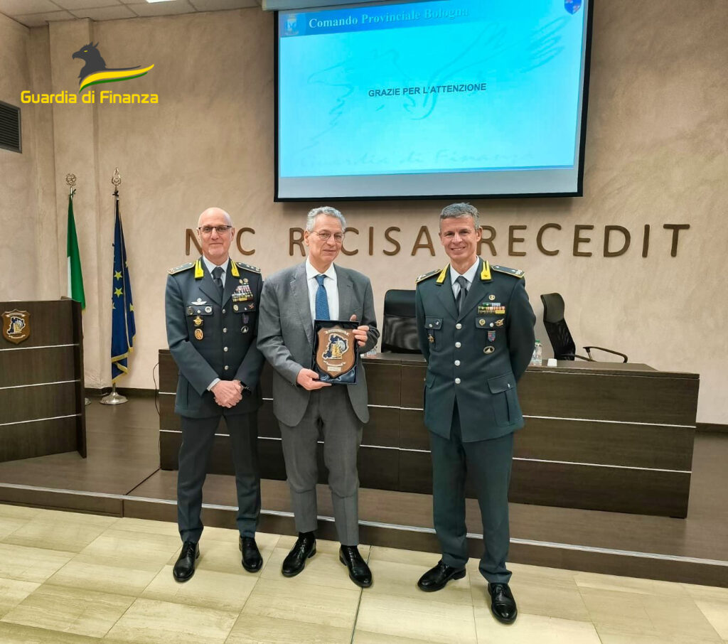 Il prefetto di Bologna in visita al comando provinciale della Guardia di Finanza