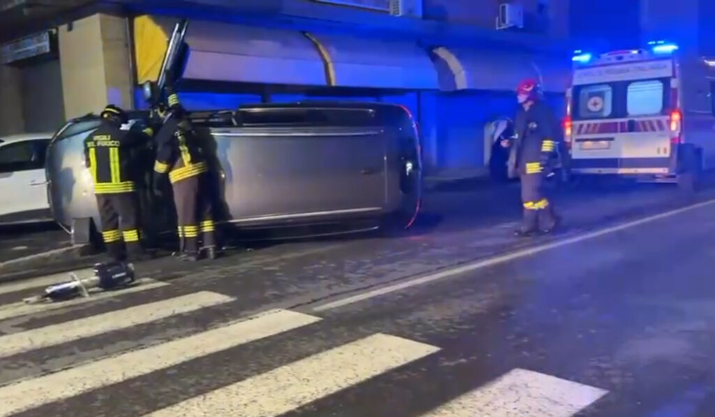 Auto si ribalta in via Michelino, conducente illeso