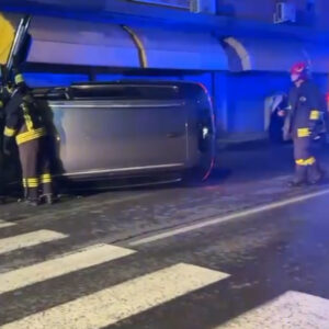 Auto si ribalta in via Michelino, conducente illeso