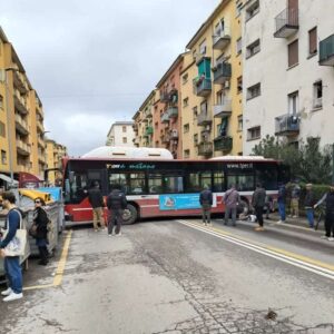 Autobus sbaglia strada e fa retromarcia: traffico in tilt