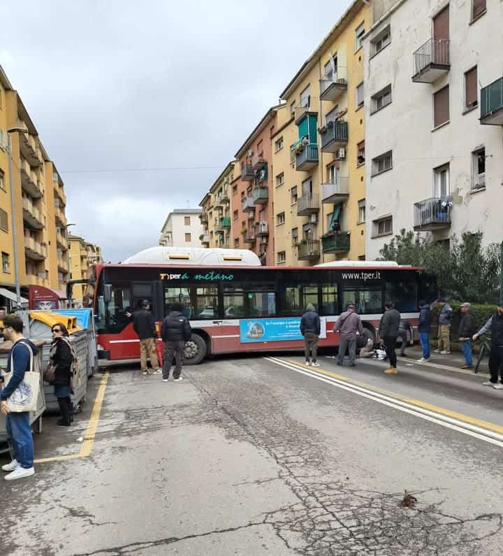 Autobus sbaglia strada e fa retromarcia: traffico in tilt