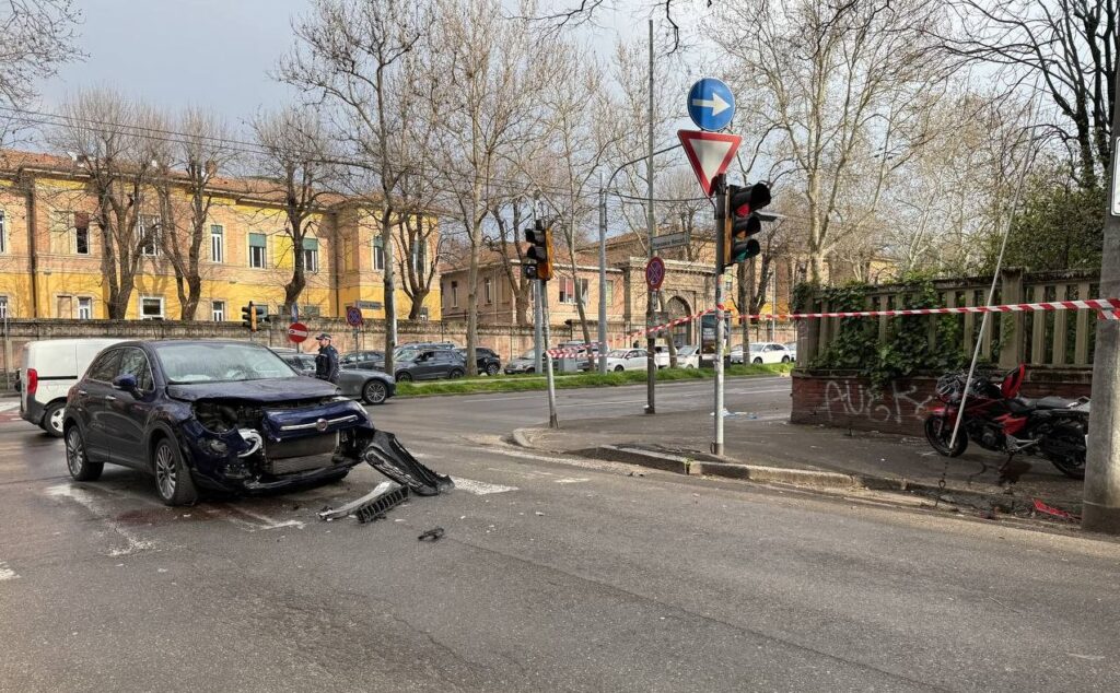 Schianto in viale Pepoli, grave un motociclista 21enne