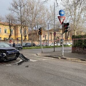 Schianto in viale Pepoli, grave un motociclista 21enne