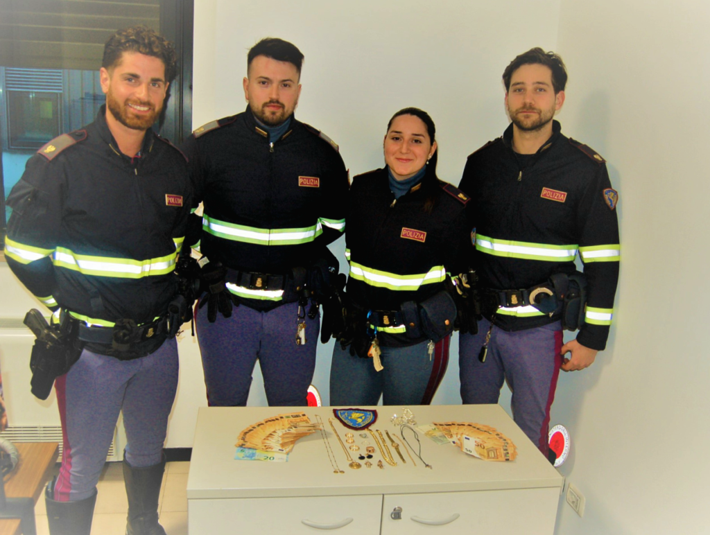 Truffe ad anziani: la Polstrada di Bologna intercetta una banda e recupera la refurtiva