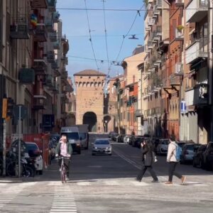 Violenza sessuale in pieno giorno: 12enne aggredita in via San Felice