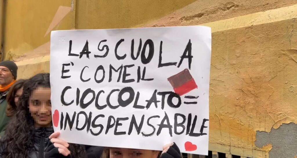 Flash-mob davanti alle Testoni: “Questa non è una scuola di criminali”