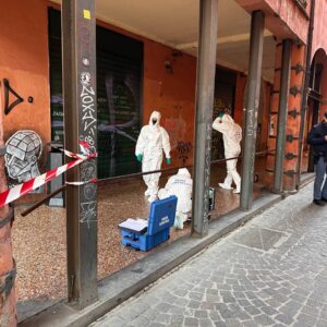 Giovane straniero accoltellato in via Petroni, è grave