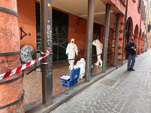 Giovane straniero accoltellato in via Petroni, è grave