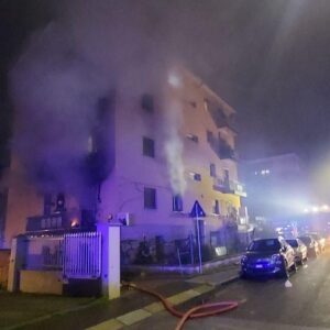 Incendio alla Bolognina. 21 intossicati e 35 evacuati