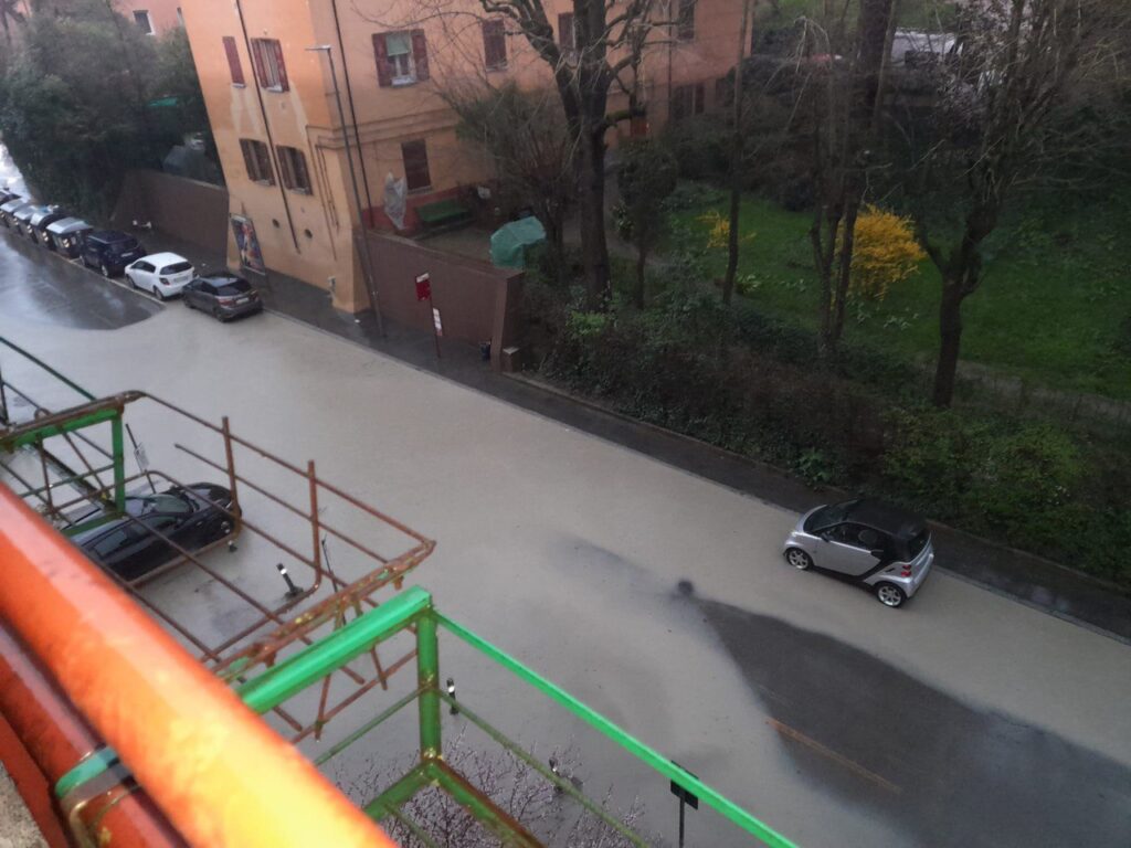 Allerta rossa per il maltempo: allagamenti e frane in città e in provincia