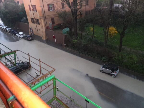 Allerta rossa per il maltempo: allagamenti e frane in città e in provincia