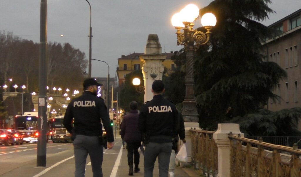 Aggredisce una donna e le fa perdere la vista: divieto di dimora per una 23enne