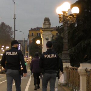 Aggredisce una donna e le fa perdere la vista: divieto di dimora per una 23enne