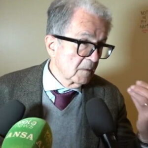 Prodi si prende un anno sabbatico coi giornalisti (sarà vero?) dopo l’ultimo caso. “Altrimenti dicono che li ho stuprati”