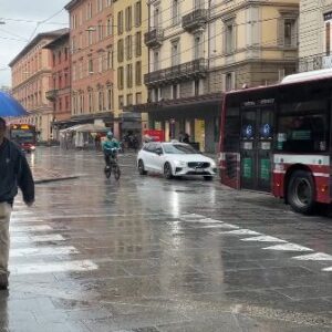 Allerta meteo rossa: il Comune ordina l’evacuazione dei piani interrati, seminterrati e piani terra in mezza città