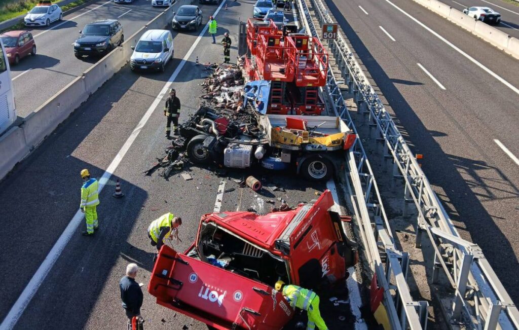 Incidente nel nodo autostradale di Bologna, chiuso il tratto tra Bologna Casalecchio e il bivio dell’A14 in direzione San Lazzaro