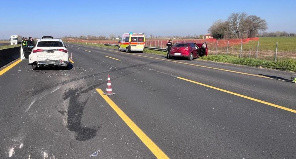 Tamponamento in A14 a Castel San Pietro, grave una donna