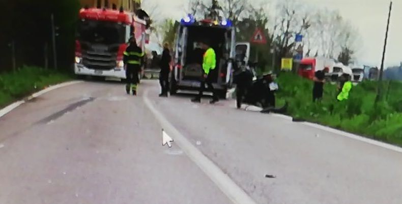 Frontale sulla Ferrarese a Castel Maggiore, gravissimo un motociclista