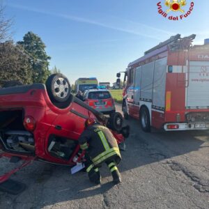Auto si ribalta a Pieve di Cento, un ferito