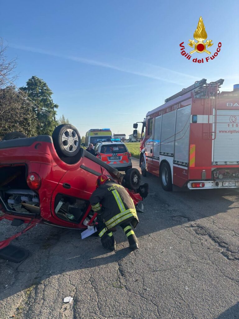 Auto si ribalta a Pieve di Cento, un ferito