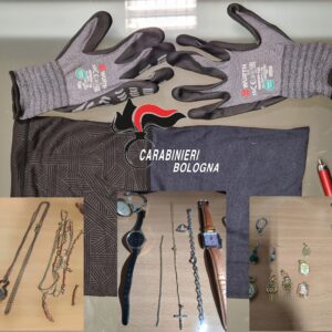 Ladro bloccato in San Donato dai carabinieri, che recuperano diversa refurtiva