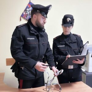 All’esame per la patente con auricolare e microcamera, denunciata