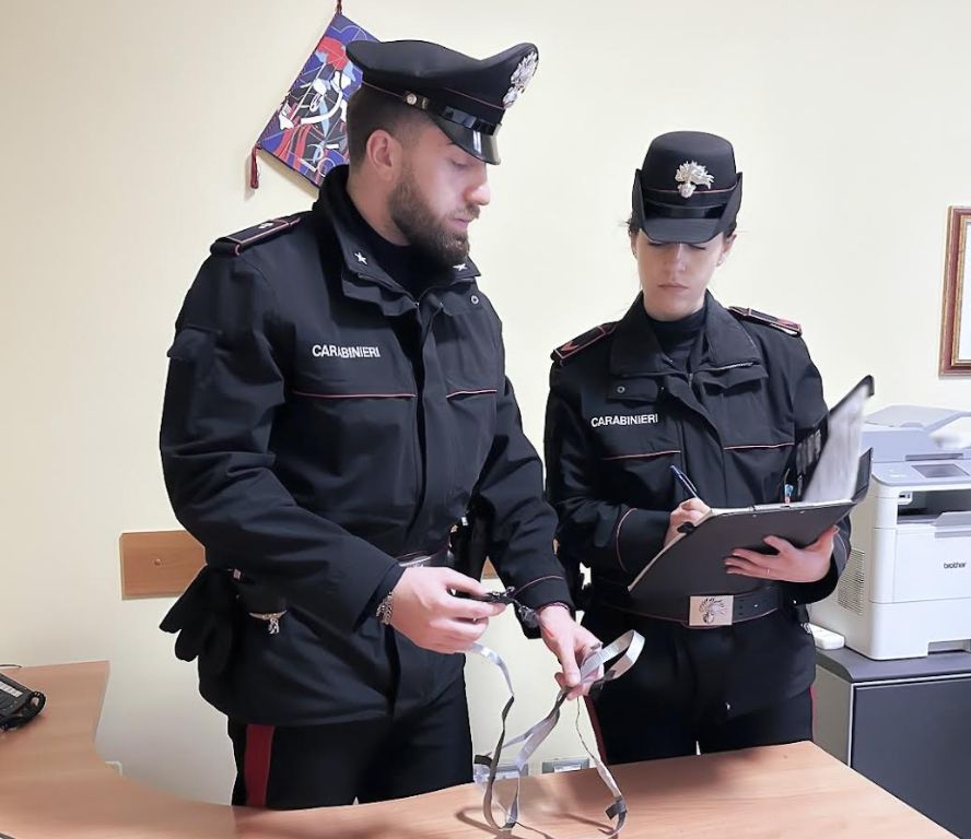 All’esame per la patente con auricolare e microcamera, denunciata