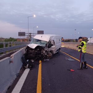 Tangenziale: furgone vola su cantiere, un morto e due feriti