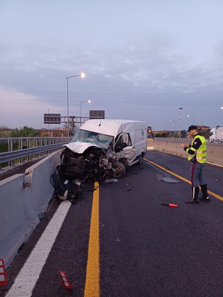 Tangenziale: furgone vola su cantiere, un morto e due feriti