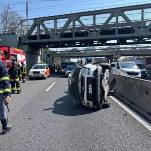 Auto si ribalta, tangenziale bloccata all’uscita Lame