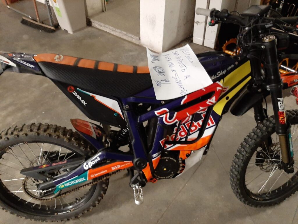 In due su moto elettrica senza casco, targa e patente: multa da 6.500 euro