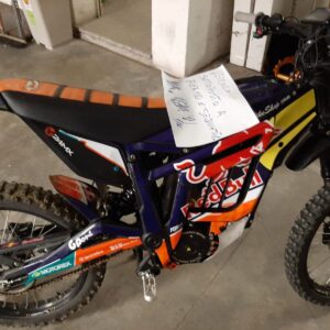 In due su moto elettrica senza casco, targa e patente: multa da 6.500 euro