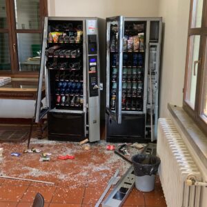 Vandali in azione nella sede del quartiere Navile, distrutti una porta e i distributori di alimenti