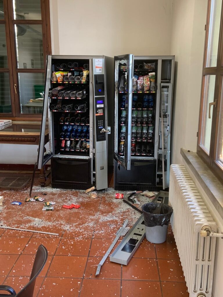 Vandali in azione nella sede del quartiere Navile, distrutti una porta e i distributori di alimenti