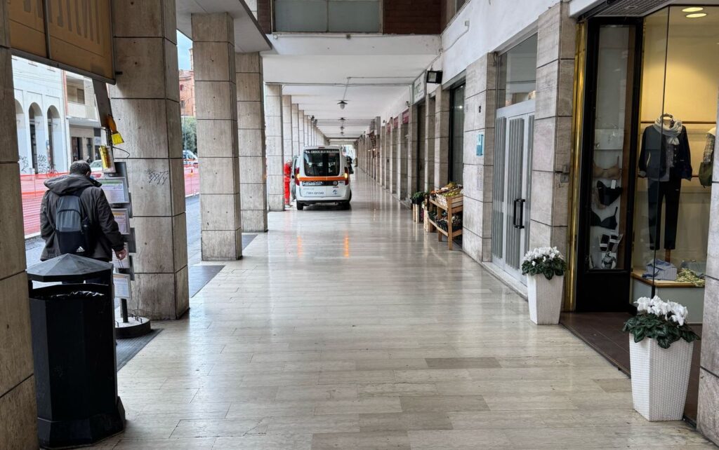SEGNALAZIONE: Ambulanza costretta a fermarsi sotto il portico in via Saffi