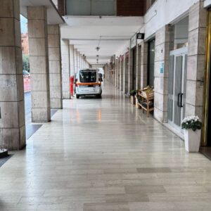 SEGNALAZIONE: Ambulanza costretta a fermarsi sotto il portico in via Saffi