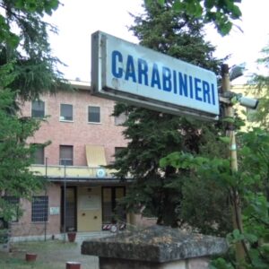 Non accetta la fine della relazione, braccialetto elettronico per 50enne a Bazzano