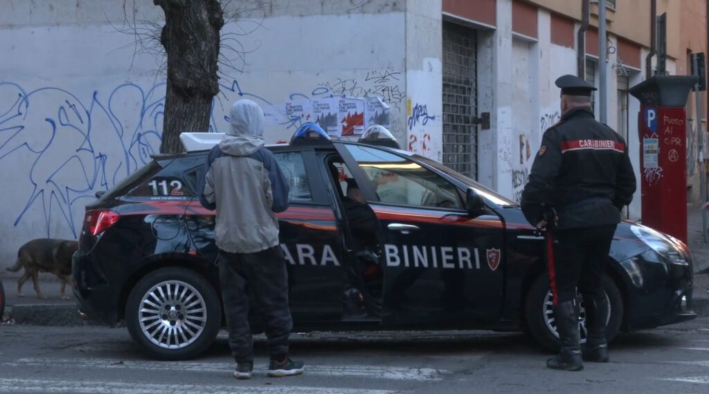 Rompe i vetri di due auto per rubare: arrestato dai Carabinieri (e già rilasciato)