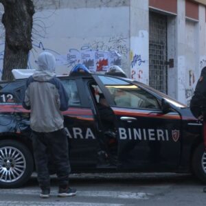 Rompe i vetri di due auto per rubare: arrestato dai Carabinieri (e già rilasciato)