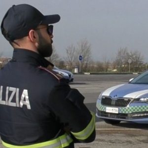 Carrozzeria irregolare scoperta dalla Polizia a Valsamoggia
