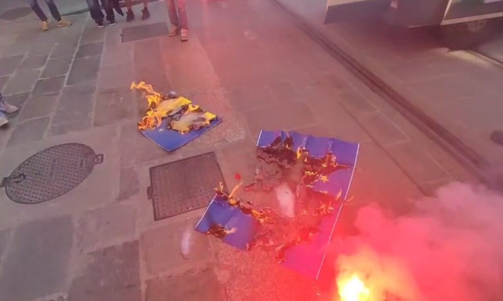 Scuola, studenti in corteo contro la riforma Valditara. Bruciate bandiere dell’Unione Europea