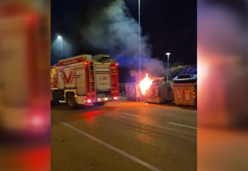 Vigili del fuoco in via della Certosa: cassonetto in fiamme