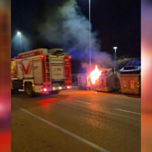 Vigili del fuoco in via della Certosa: cassonetto in fiamme