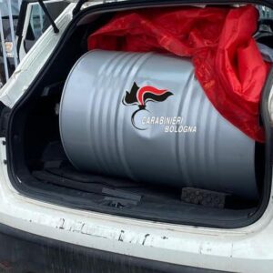 Rubano un fusto d’olio nella concessionaria dove lavorano, arrestati