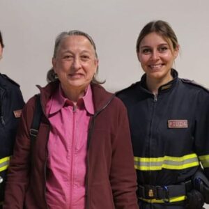 Signora bolognese incontra i poliziotti che l’hanno ‘salvata’ da una truffa