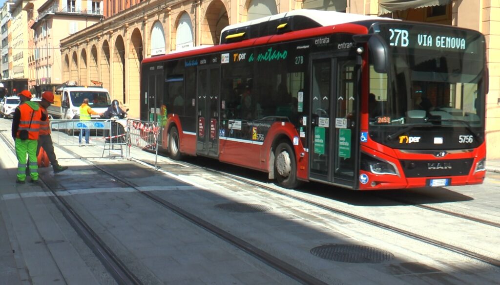 Incidente in Ugo Bassi. Il Comune: avvallamento sistemato, conducente monopattino senza casco