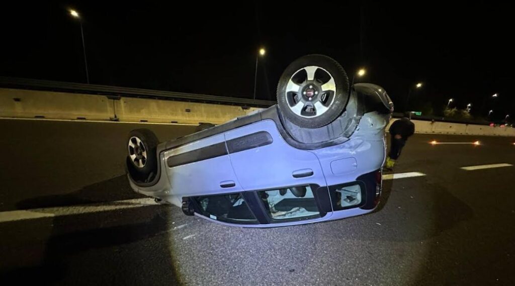 Agente fuori servizio della Polstrada salva un’anziana incastrata nella Panda ribaltata