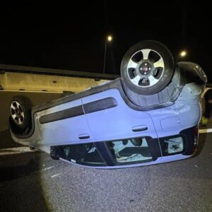 Agente fuori servizio della Polstrada salva un’anziana incastrata nella Panda ribaltata