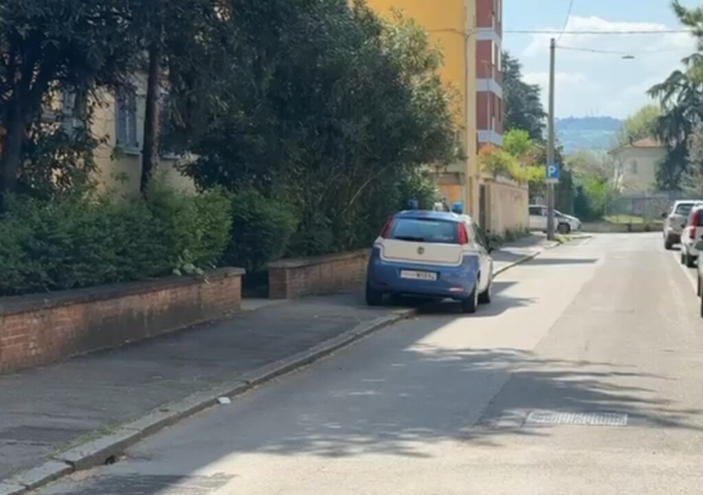 Rapina in casa a Bologna, donna ferita con un paio di forbici. Indaga la polizia