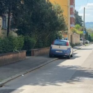 Rapina in casa a Bologna, donna ferita con un paio di forbici. Indaga la polizia